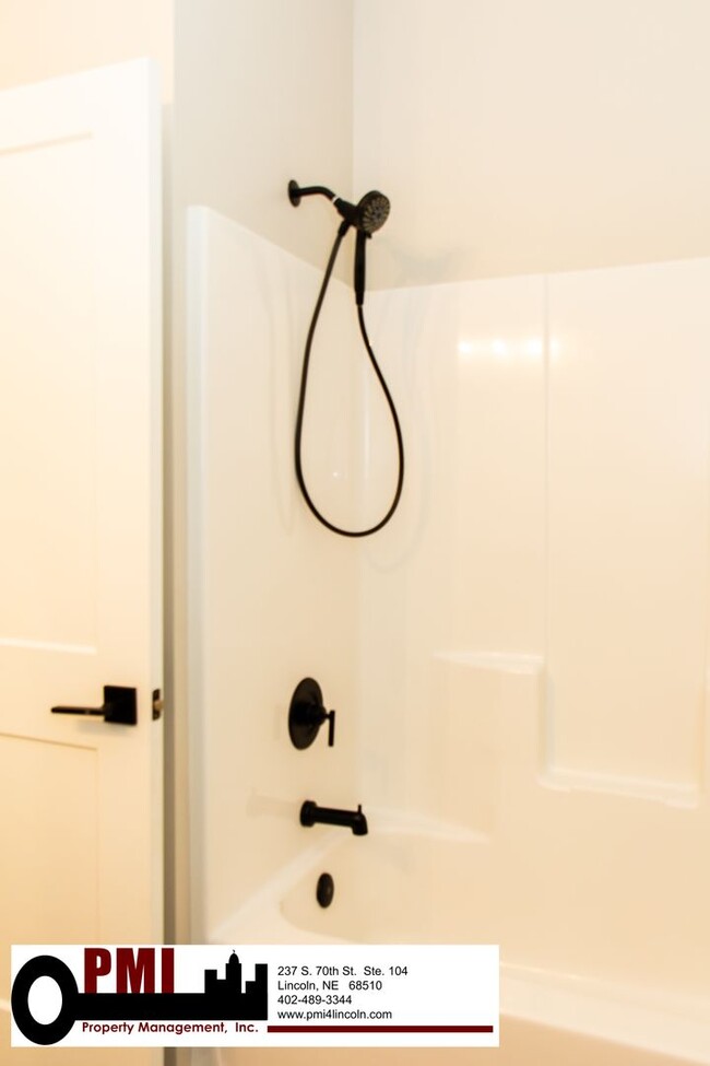 Building Photo - 5 Bedroom and 3 Bathroom House