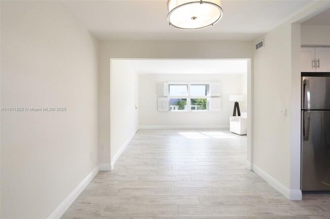 Building Photo - 7640 SW 54th Ct