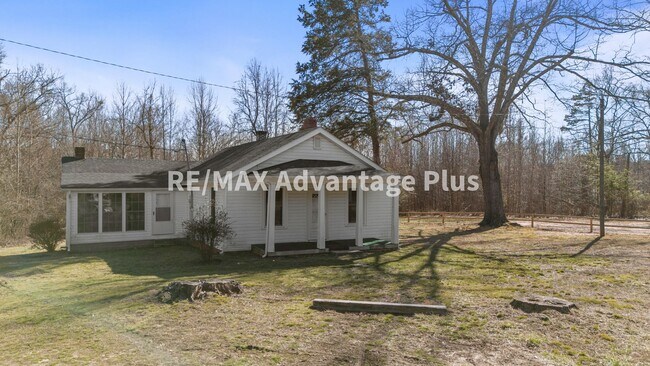 Building Photo - 3-Bedroom Home Convenient to Farmville and Hampden Sydney!