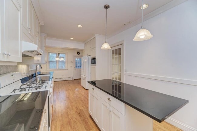Building Photo - 6833 S Cregier Ave