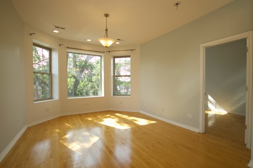 Building Photo - 2531 N Kildare Ave