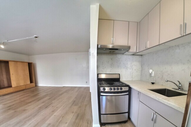 Building Photo - 1907 Greenwich St