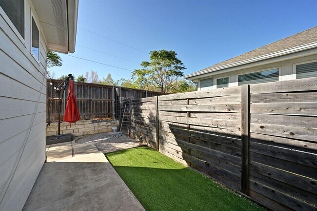 Building Photo - 2108 Hermia St