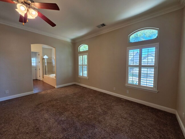 Building Photo - Beautiful & Spacious home!