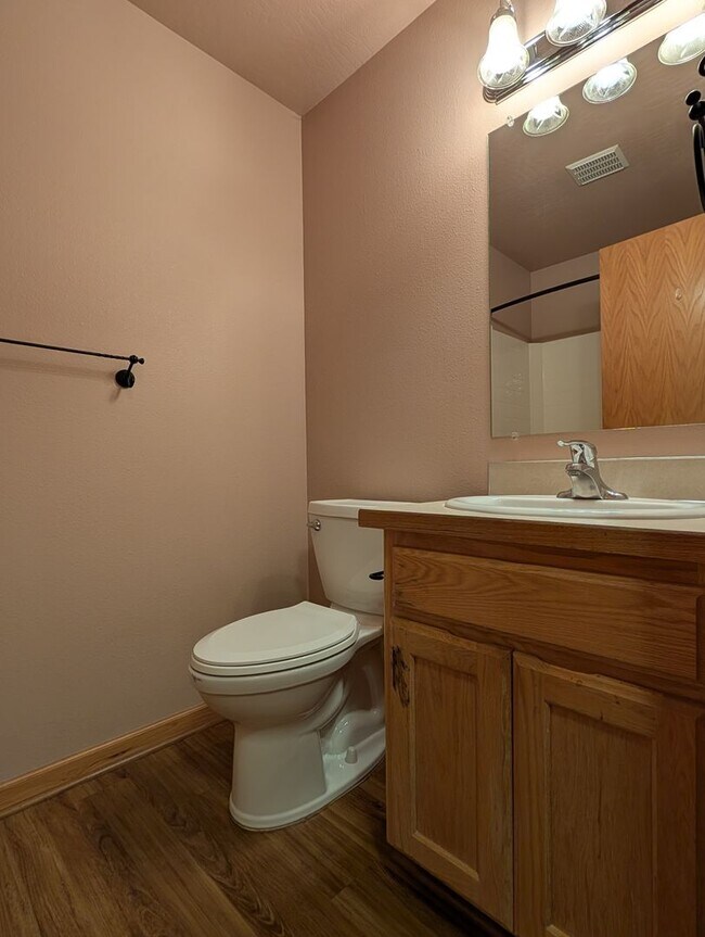 Building Photo - Great 3 bed/2bath home with bonus space and fenced in yard!