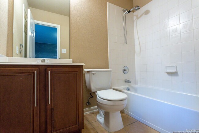 Building Photo - Spacious Stone Oak Beauty