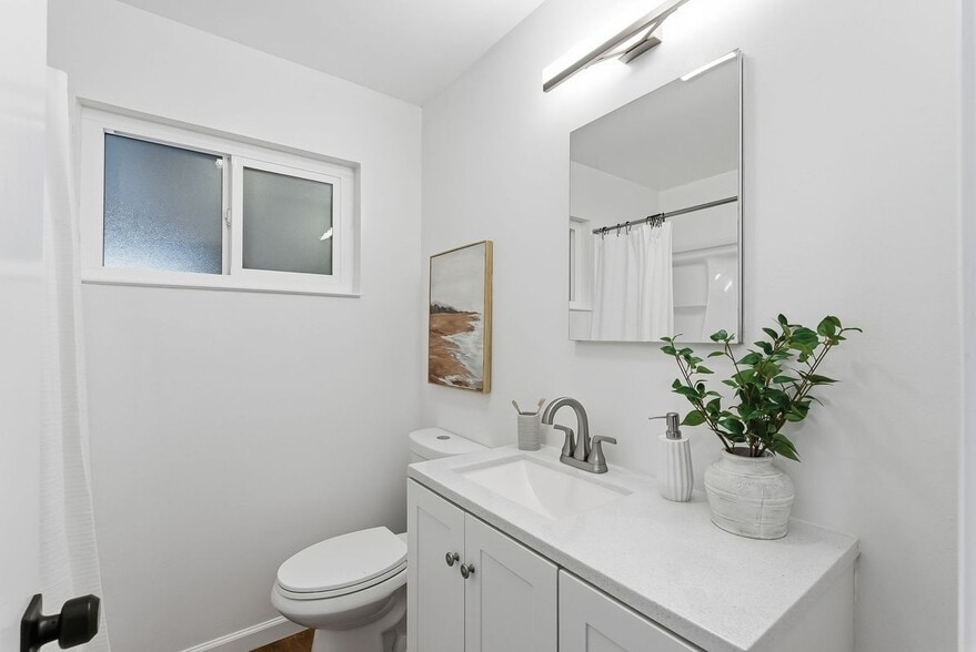 Building Photo - 446 Waddington Ave