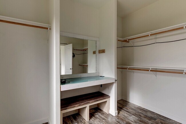 Building Photo - 3 Bed 2 Bath Pet Friendly Home