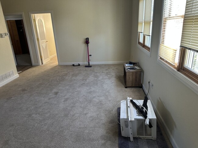 Building Photo - Carriage House