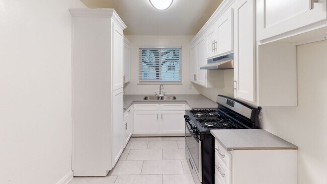 Building Photo - Reno Hoover Apartments..Beautiful, Spaciou...