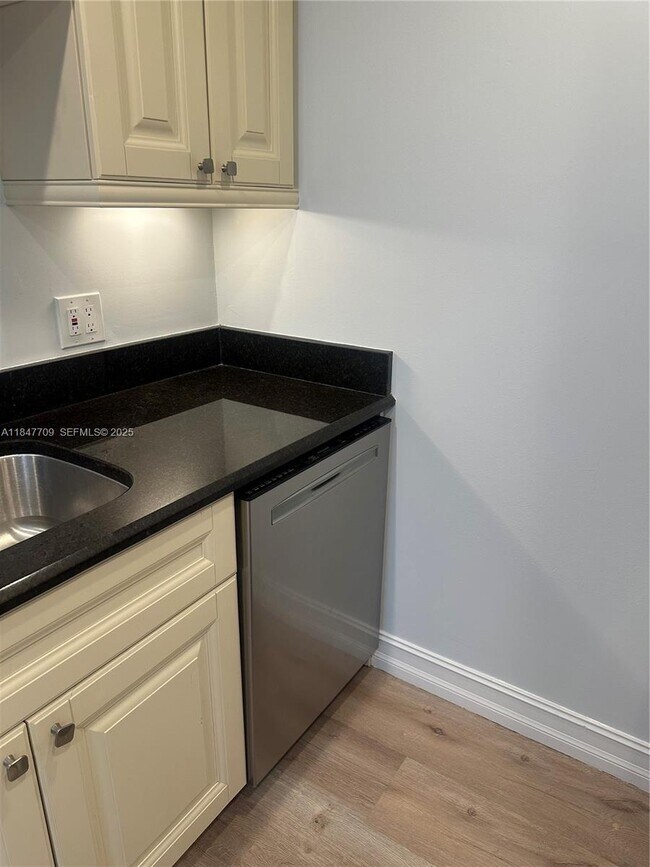 Building Photo - 4027 Swansea Crescent