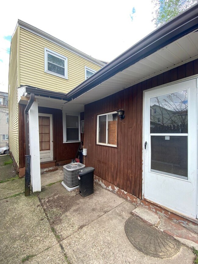 Building Photo - SPACIOUS 2 or 3 BEDROOM HOME IN THE HEART OF BLOOMFIELD!