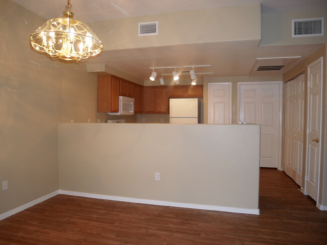 Building Photo - Great 2 Bedroom Condo in Gated Community. ...