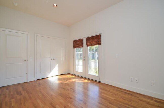 Building Photo - Stylish Corner Townhome Steps from Parks, Dining & Shopping