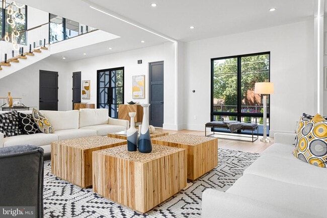 Building Photo - 1733 Chain Bridge Rd