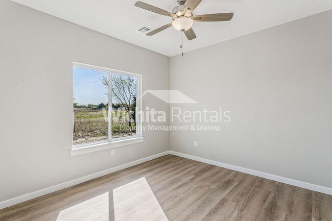 Building Photo - 4 bed / 2 bath - Move in ready!!!