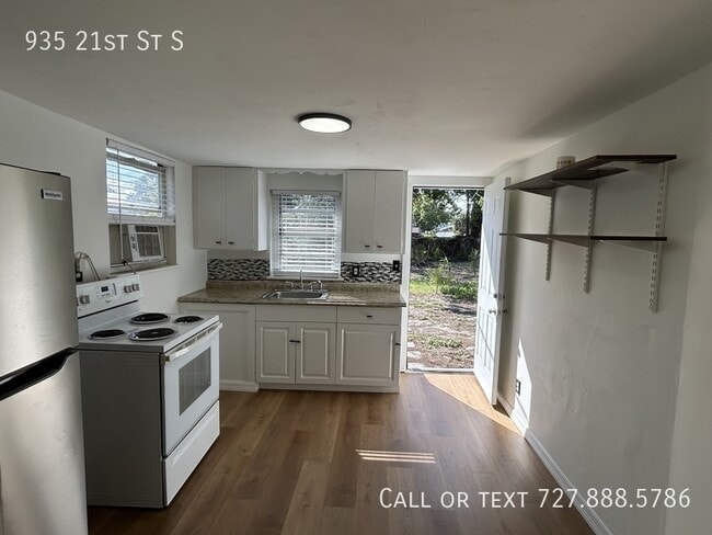 Building Photo - 935 21st St S