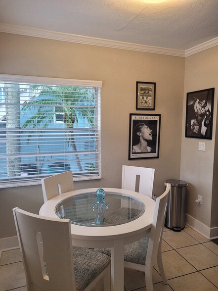 Building Photo - 483 E Shore Dr