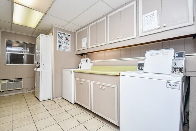 Building Photo - 2230 S Piney Point Rd