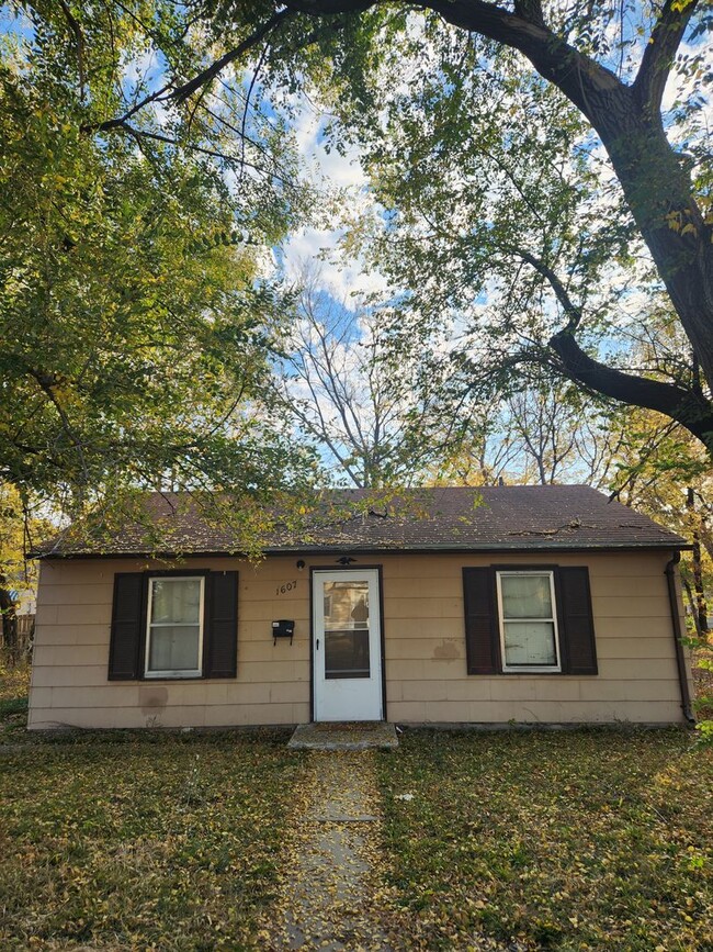 Primary Photo - 2 Bedroom Single Family Home