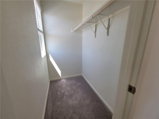 Building Photo - 421 Wren Ln