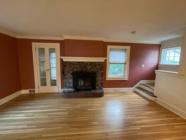 Building Photo - AVAILABLE JUNE - Beautiful 2 Bed 1 Bath Woodland Home