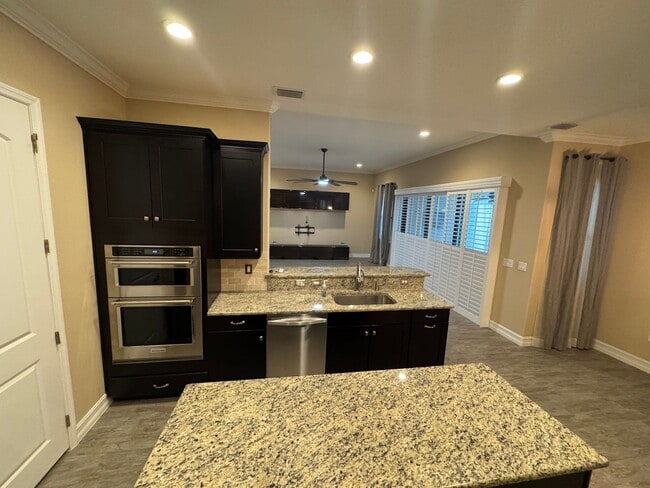 Building Photo - Two Story 5 bedroom, 4.5 bath