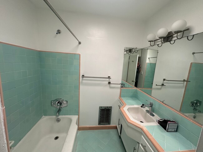 Building Photo - 3169 S Bentley Ave