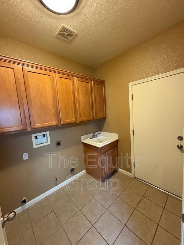 Building Photo - 6226 W Oak Ave