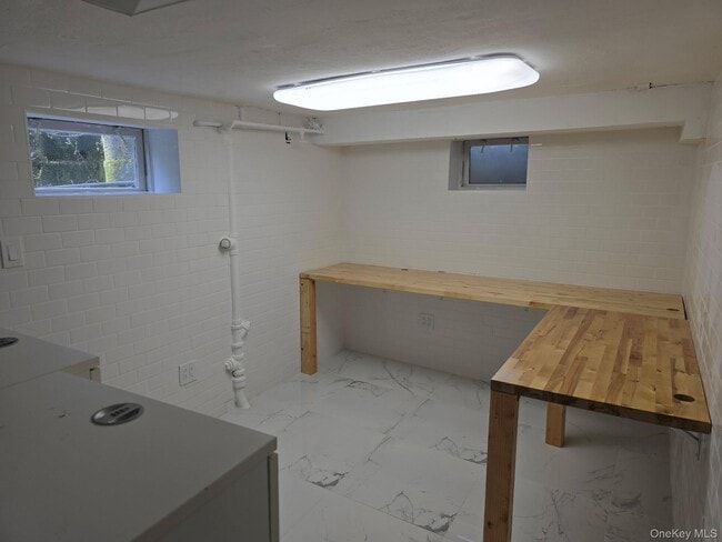 Building Photo - 155 White Rd