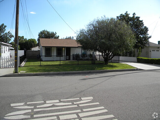 Building Photo - 638 Montana St