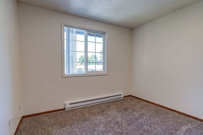 Building Photo - Spacious 3 bedroom 1.5 bath townhome Hillsboro!