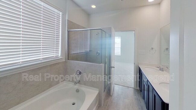 Building Photo - 8998 Fair Oaks Dr