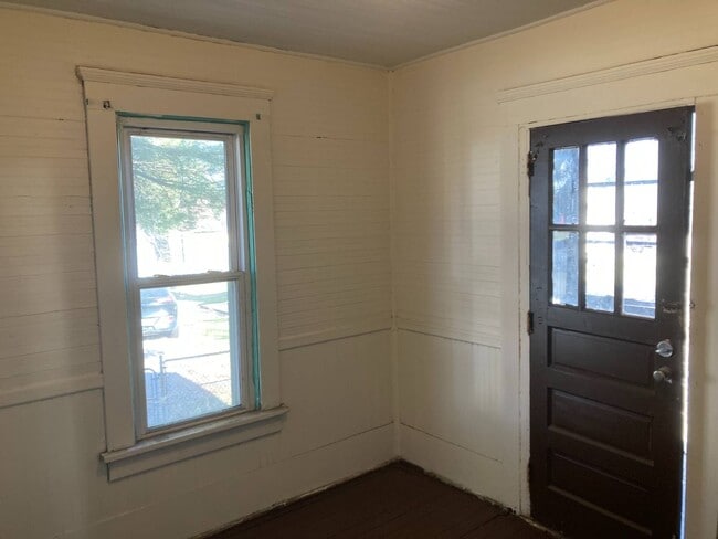 Building Photo - 736 S Seneca Ave