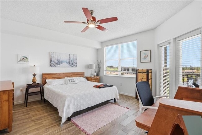 Building Photo - 6425 Shoreline Dr