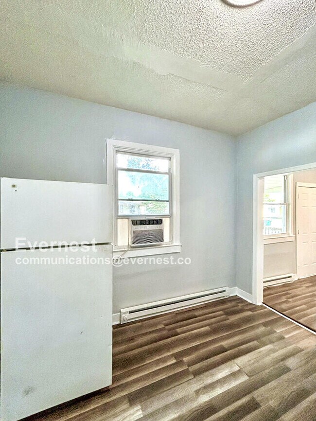 Building Photo - 3 Bed, 1 Bath Home with Modern Comforts / ...