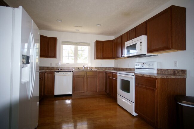 Building Photo - 3 Bed/2 Bath. Master on Main. Close to shopping, US 460, and I-81