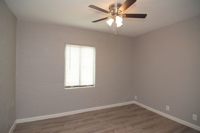 Building Photo - Remodeled 3 Bedroom 1 Bath Home! Central T...