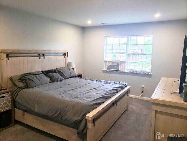 Building Photo - 45 Old Millstone Dr