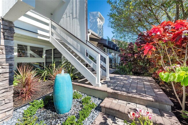 Building Photo - 1501 NE 24th St