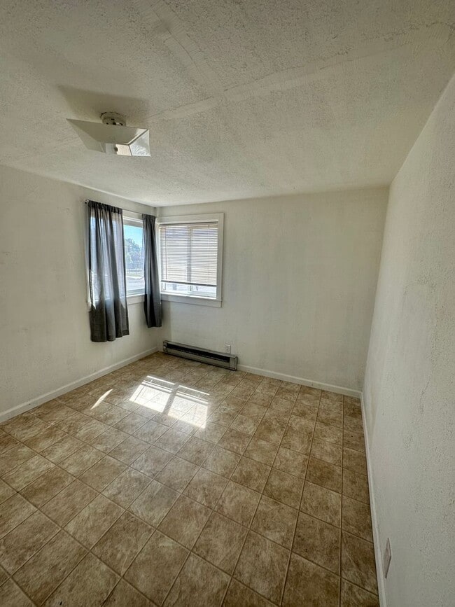 Building Photo - 701 E 18th Ave