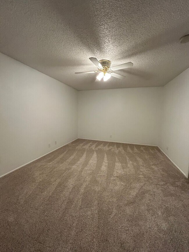 Building Photo - Large Family Home in Country Club North