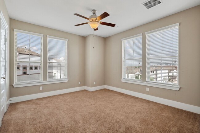 Building Photo - 803 Algona Ave