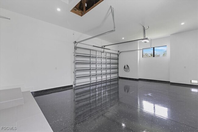 Building Photo - 4333 SW 16th Pl