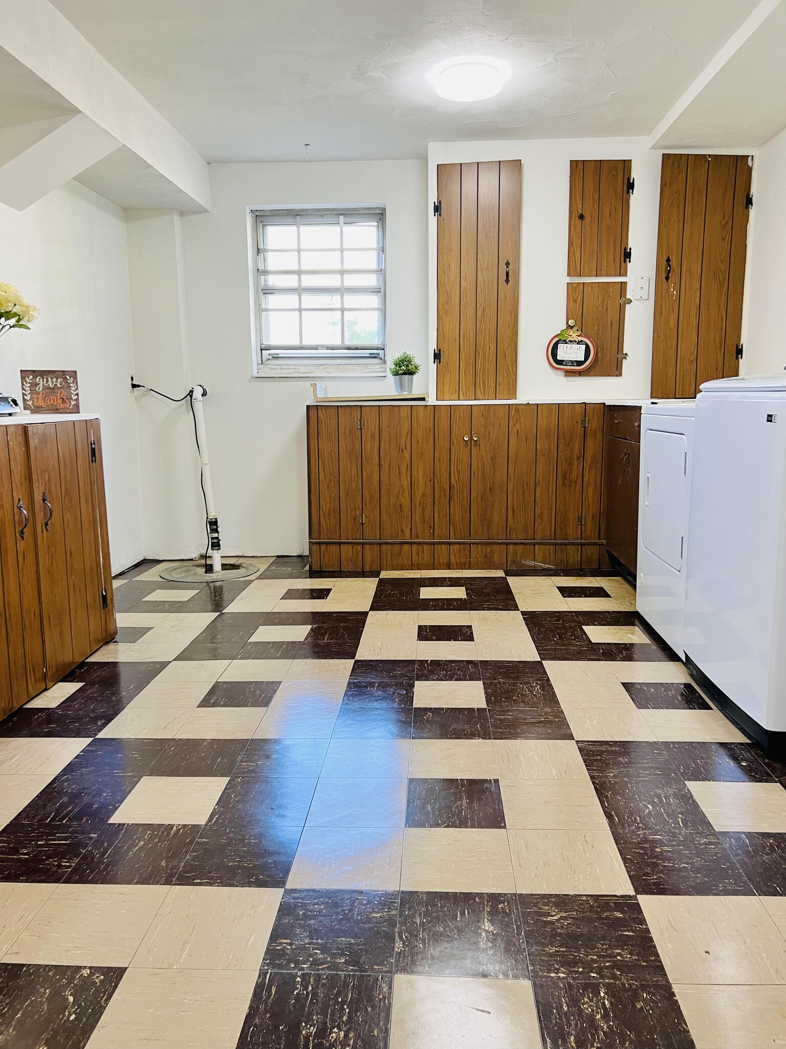 Building Photo - 1405 Pleasant Valley Dr