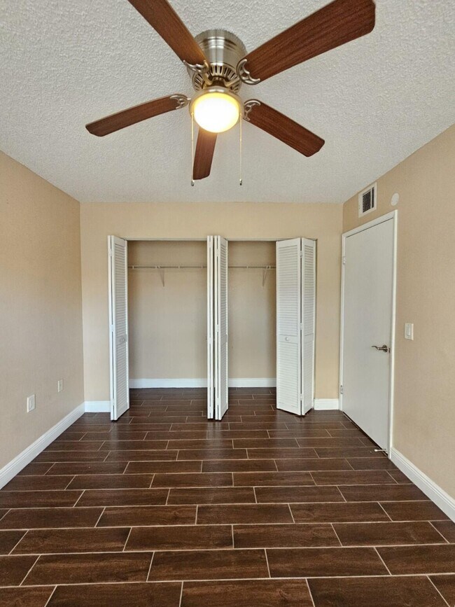 Building Photo - 1543 Lake Crystal Dr
