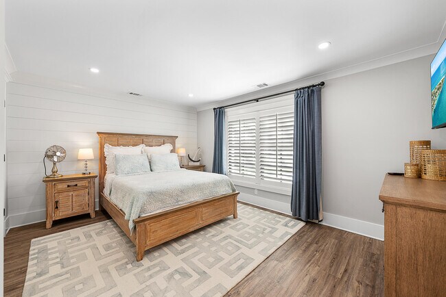 Building Photo - 355 Center St