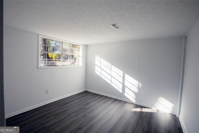 Building Photo - 2879 Tiffany Dr SW