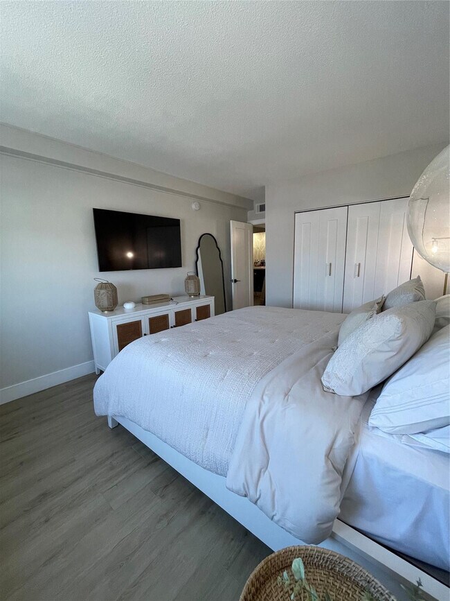 Building Photo - 400 Kings Point Dr