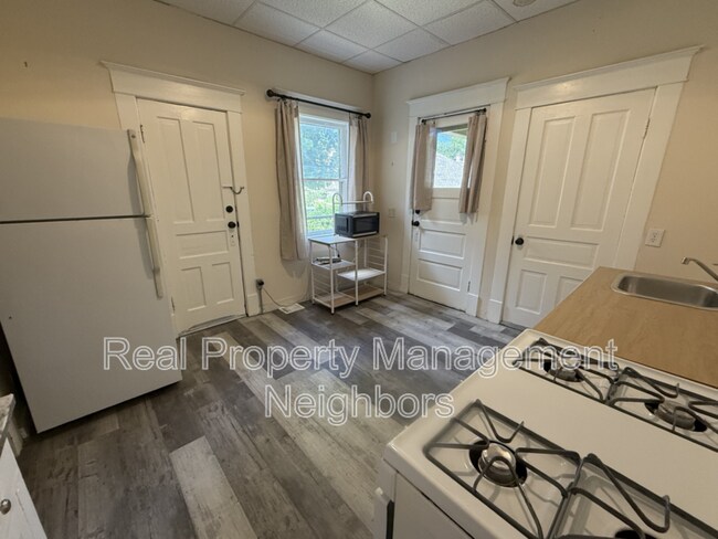 Building Photo - 216 Lafayette Ave NE